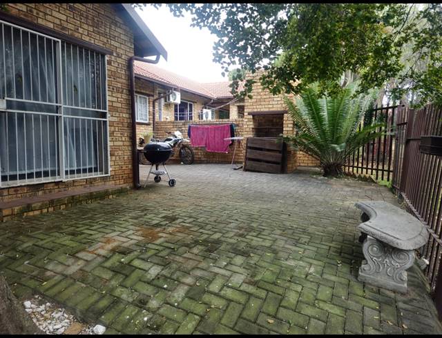 4 BEDROOM TOWNHOUSE FOR SALE IN SAFARI GARDENS